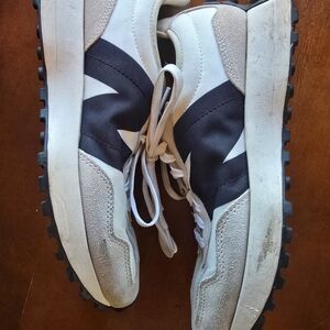 New Balance 327 White and Black Women's Sneakers Size 10